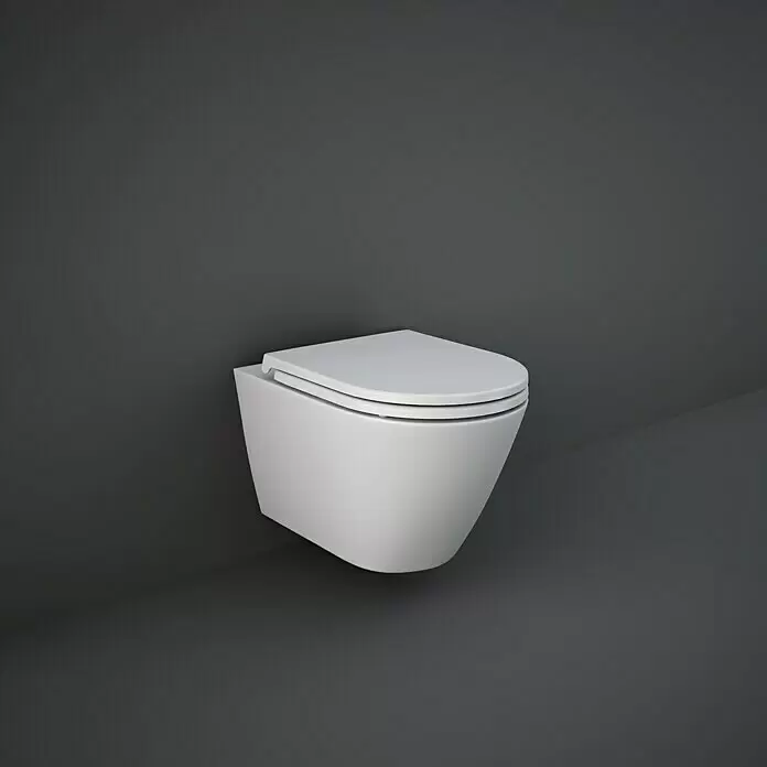 RAK Ceramics Feeling Wand-WC - Spülrandlos, Ohne Spezialglasur, Spülform: Tief, WC Abgang: Waagerecht, Weiß, Matt - Weiße wandhängende Toilette.
