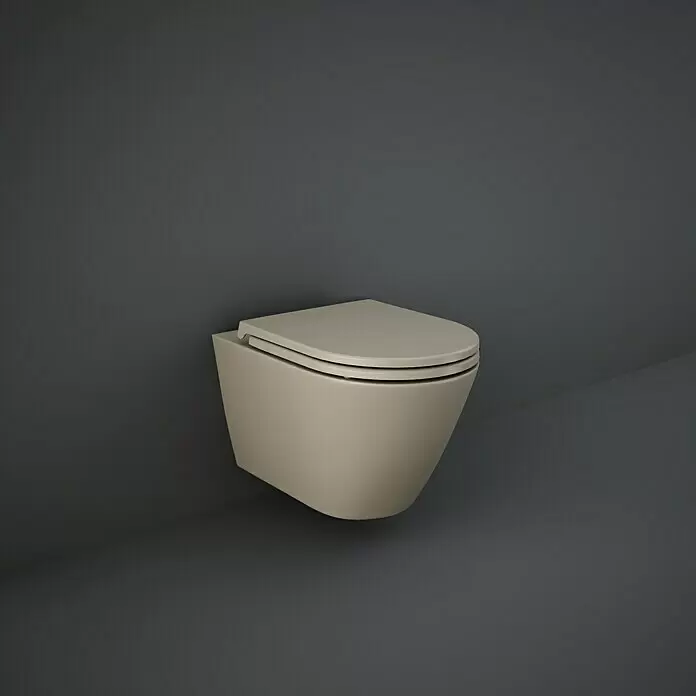 RAK Ceramics Feeling Wand-WC - Spülrandlos, Ohne Spezialglasur, Spülform: Tief, WC Abgang: Waagerecht, Cappuccino, Matt - Moderne matte beigefarbene Wandtoilette mit schlankem Sitz für ein zeitgemäßes Bad.