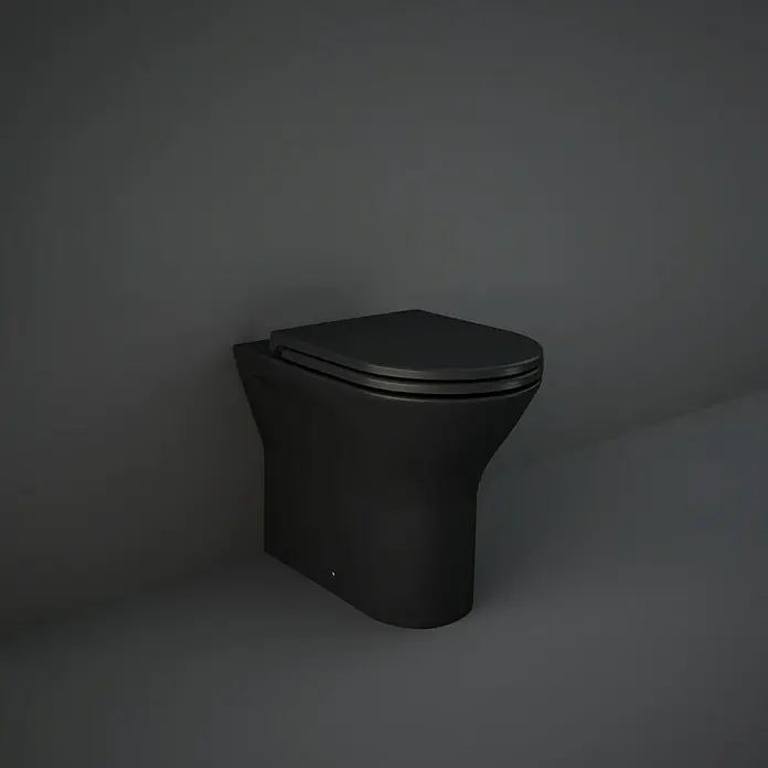 RAK Ceramics Feeling Stand-WC - Spülrandlos, Ohne Spezialglasur, Spülform: Tief, WC Abgang: Waagerecht, Schwarz - Bild einer schwarzen Toilette. Die Toilette ist modern und minimalistisch gestaltet und steht vor einer grauen Wand.