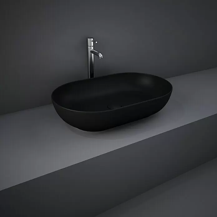 RAK Ceramics Feeling Aufsatzwaschbecken - 55 x 35 cm, Ohne Spezialglasur, Hahnloch: Ohne, Ohne Überlauf, Schwarz, Matt - Schwarzes ovales Aufsatzwaschbecken mit Chromarmatur.