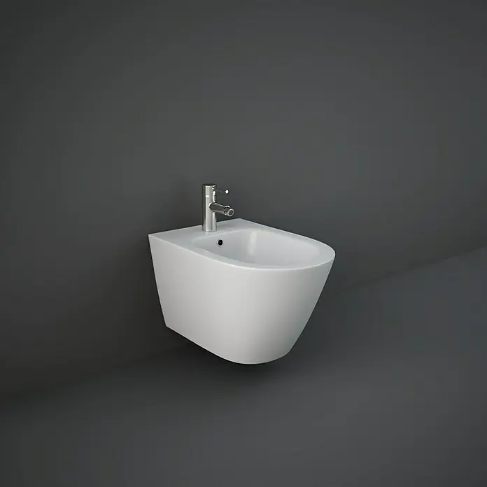RAK Ceramics Feeling Wand-Bidet - 36 x 52 cm, Weiß, Keramik, Ohne Spezialglasur - Nahaufnahme eines weißen, wandmontierten Bidets mit Chromarmatur vor einem dunklen Hintergrund. Das elegante Design des Bidets steht im Fokus.