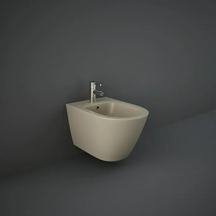RAK Ceramics Feeling Wand-Bidet - 36 x 52 cm, Cappuccino, Keramik, Ohne Spezialglasur - Nahaufnahme eines modernen, beigefarbenen Wand-Bidets mit Chromarmatur vor einem eleganten, dunklen Hintergrund.