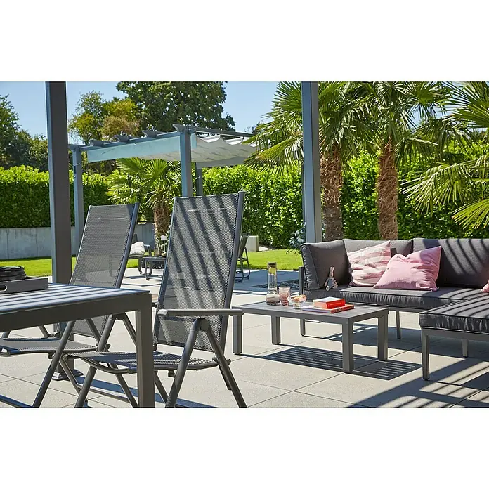 Sunfun Maja Slim Garten-Positionssessel - Aluminium/Textilene, Rückenlehne verstellbar, Anthrazit, B x T x H: 67 x 58 x 110 cm - Elegante Gartensitzgruppe mit Tisch und Stühlen, ideal zum Entspannen im Freien. Die grauen Möbel fügen sich nahtlos in die grüne Umgebung ein.