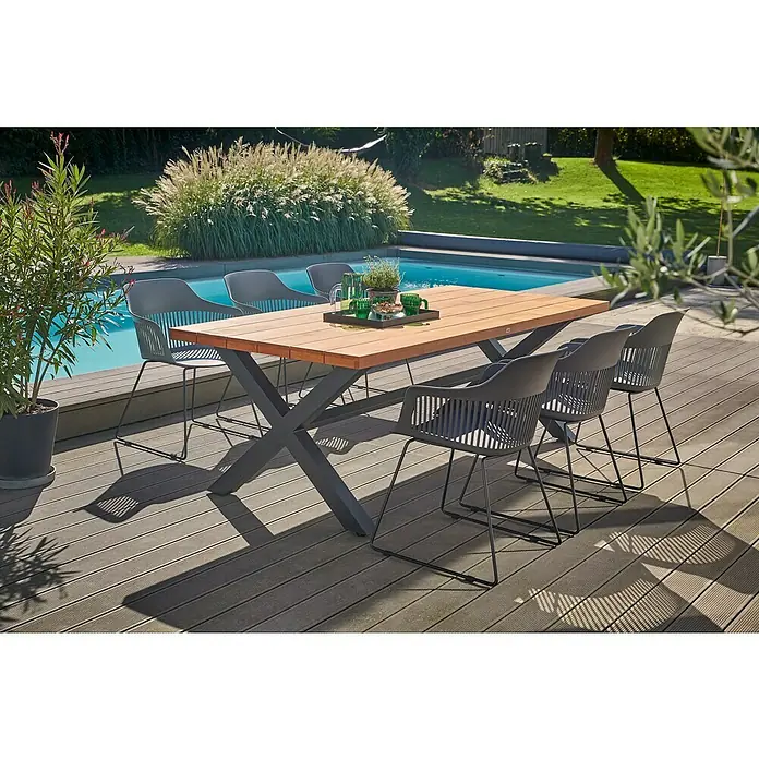 Sunfun Gartenmöbel-Set Annika - 7 -tlg., Robinie/Aluminium, Metall/Kunststoff, Anthrazit/Black/Dark Grey - Ein Gartentisch-Set mit Holzplatte und grauen Stühlen steht auf einer Terrasse neben einem Pool, ideal für Mahlzeiten im Freien.