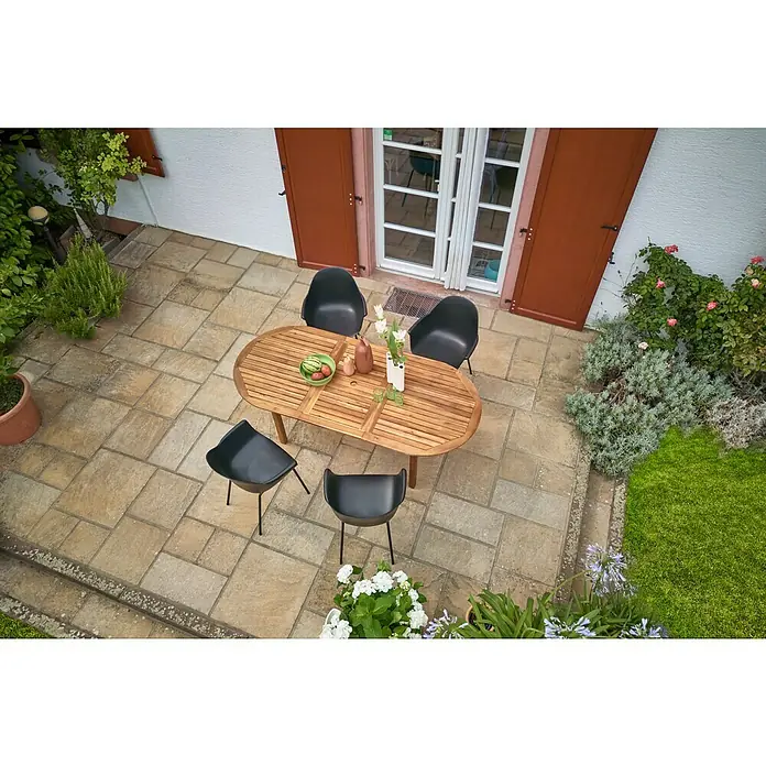 Sunfun Gartenmöbel-Set Diana/My - 5 -tlg., Holz, Naturbraun/Schwarz, Tischplatte ausziehbar - Ein ovaler Holztisch mit vier schwarzen Stühlen steht auf einer Terrasse, dekoriert mit Obst und Blumen für eine entspannte Atmosphäre.
