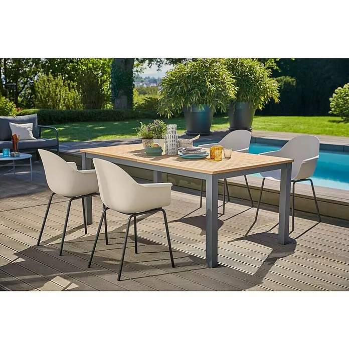 Sunfun Gartenmöbel-Set Carina/My - 5 -tlg., Naturbraun/Anthrazit/Weiß - Gartentisch-Set mit hellem Holztisch und vier Stühlen mit schwarzen Beinen auf einer Terrasse mit Pool im Hintergrund.