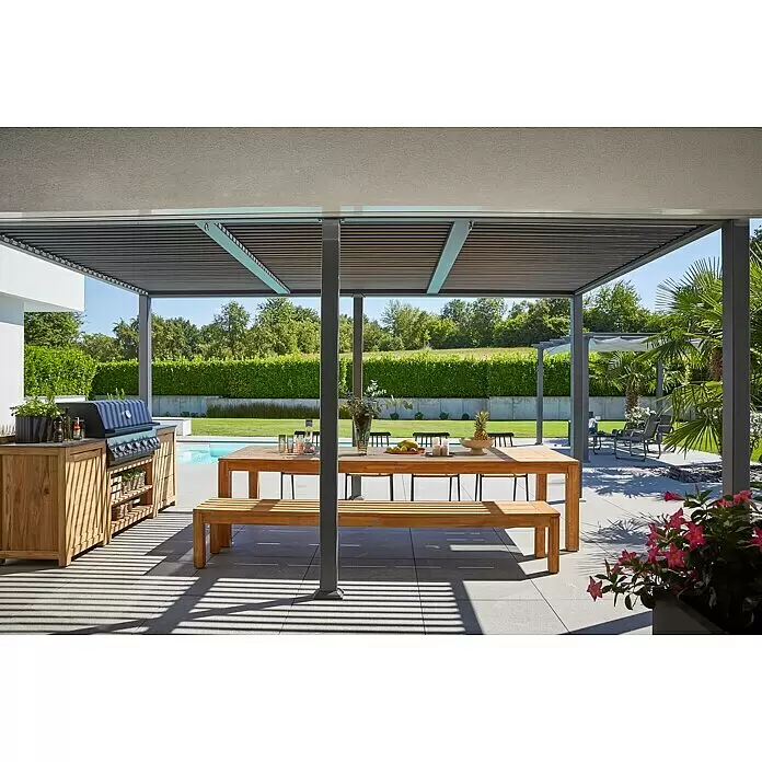 Sunfun Laura Gartenbank - B x T x H: 270 x 42 x 45 cm, Akazie, Braun - Moderne, graue Lamellenpergola beschattet einen stilvollen Essbereich im Freien mit Holztisch und Grillstation am Pool.