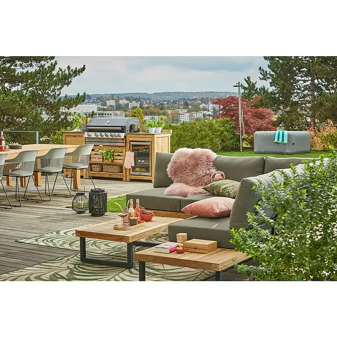 Sunfun Zoe Outdoorküche Grill-Unterschrank - Braun, B x T x H: 93 x 57,5 x 66 cm, Teakholz - Einladende Outdoor-Szene mit Grill, Esstisch und Lounge-Möbeln auf einer Terrasse mit Blick auf die Stadt.
