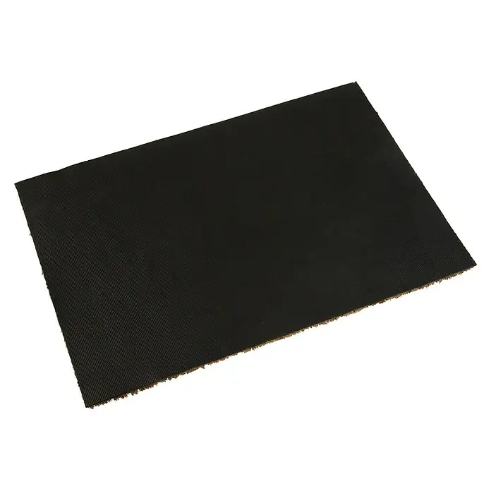 Versa Felpudo Mandala Relieve - 60 x 40 cm, Natural - Primer plano de una alfombra negra rectangular con una superficie ligeramente texturizada y una base beige. Ideal para interiores.