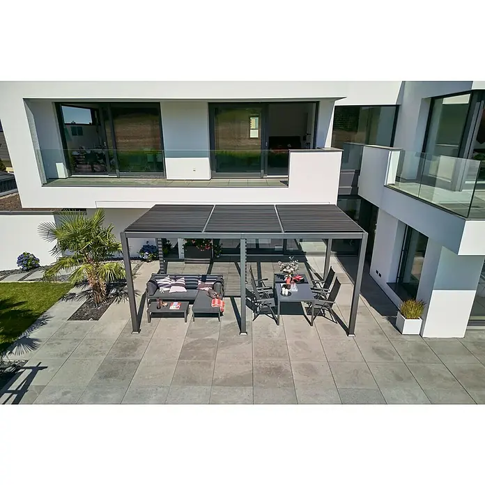 Sunfun Cannes Pergola - B x T: 540 x 300 cm, Farbe Gestell: Anthrazit, Aluminium - Bild einer modernen Terrassenüberdachung mit Möbeln im Freien, die ein elegantes und komfortables Ambiente schaffen.