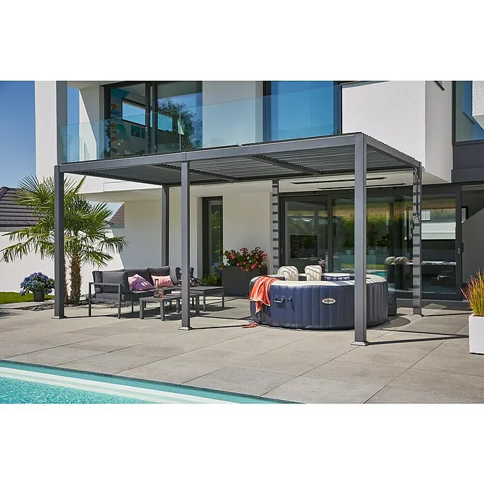 Intex Pure Spa Mobil-Whirlpool 85 Bubble MassageØ x H: 216 x 71 cm, Navy, 1.098 l - Eine moderne Pergola mit einem grauen Intex Whirlpool und stilvollen Gartenmöbeln auf einer gepflasterten Terrasse.
