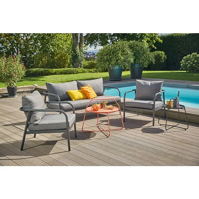 Loungesessel Olga - B x T x H: 67 x 76 x 63 cm, Schwarz/Grau - Graue Gartenmöbelgruppe mit Sofa, Sessel und Beistelltischen auf einer Holzterrasse. Perfekt für entspannte Stunden im Freien.