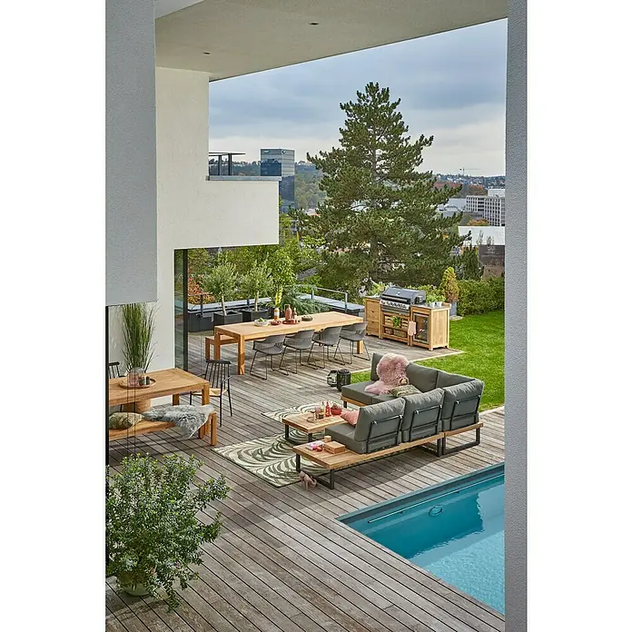 Sunfun Zoe Cocina exterior Armario bajo - Marrón, An x Pr x Al: 93 x 57,5 x 66 cm, Madera de teca - Acogedora zona exterior con una gran mesa de madera, sillas grises, una cómoda zona de estar y una zona de barbacoa, ideal para socializar al aire libre.