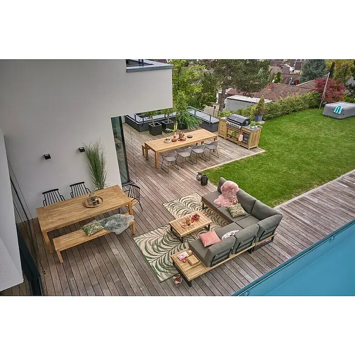 Sunfun Zoe Cocina exterior Armario bajo - Marrón, An x Pr x Al: 93 x 57,5 x 66 cm, Madera de teca - Una espaciosa zona al aire libre con suelos de madera, un conjunto de salón gris y dos mesas de comedor de madera para un ambiente exterior moderno.