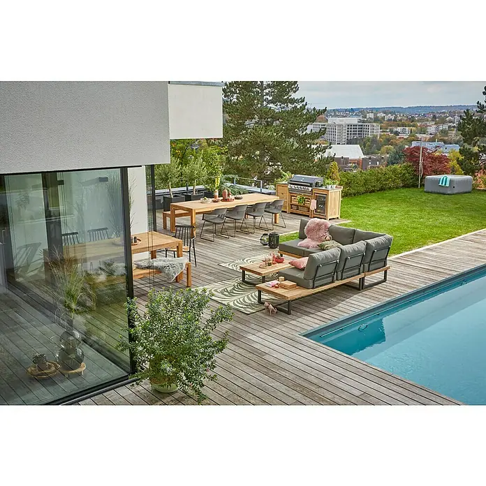 Sunfun Zoe Cocina exterior Armario bajo - Marrón, An x Pr x Al: 93 x 57,5 x 66 cm, Madera de teca - Un elegante ambiente al aire libre con un moderno sofá de salón, mesa de comedor y zona de barbacoa junto a una piscina para relajarse en verano.