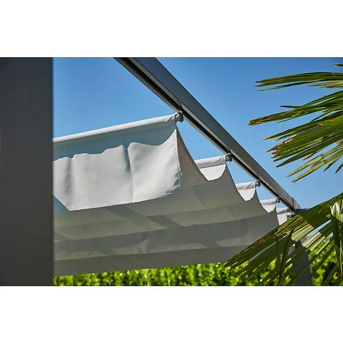 Sunfun Raffpavillon Kreta - B x T: 418 x 333 cm, Farbe Dach: Hellgrau - Detailaufnahme einer Pergola mit stilvollen, verschiebbaren Stoffbahnen, die Schatten spenden und ein modernes Designelement darstellen.