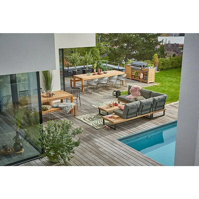 Sunfun Zoe Cocina exterior Armario bajo - Marrón, An x Pr x Al: 93 x 57,5 x 66 cm, Madera de teca - Una elegante zona al aire libre con muebles de jardín modernos, una mesa de comedor y una cómoda zona de estar junto a una piscina refrescante.