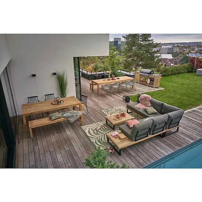 Sunfun Zoe Cocina exterior Armario bajo - Marrón, An x Pr x Al: 93 x 57,5 x 66 cm, Madera de teca - Escena de jardín con muebles de teca: comedor con mesa y banco, zona de estar con sofá y mesa de centro en una terraza de madera.
