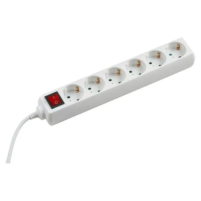 Base de enchufe múltiple - x 6, Blanco, Longitud del cable: 1,4 m, Con interruptor - Regleta blanca con seis enchufes y un interruptor rojo, aislada sobre un fondo negro para uso en interiores.
