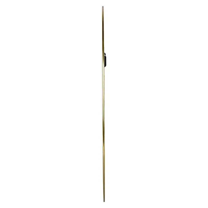 Rahmenspiegel Mila - Durchmesser: 50 cm, Gold, Metall - Ein länglicher Gegenstand, möglicherweise ein Werkzeug oder Gerät, mit hellen und dunklen Bereichen, vor einem dunklen Hintergrund.