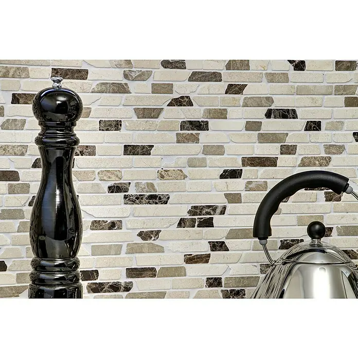 Mosaikfliese MOS BRICK 195KBM - 30,5 x 30,5 cm, Braun/Weiß, Matt - Nahaufnahme einer schwarzen Pfeffermühle und eines Edelstahl-Wasserkochers vor einem gemusterten Fliesen-Hintergrund.