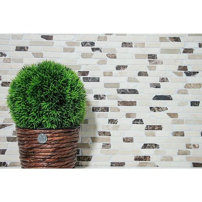 Mosaikfliese MOS BRICK 195KBM - 30,5 x 30,5 cm, Braun/Weiß, Matt - Künstlicher grüner Buchsbaum in einem geflochtenen Topf vor einer dekorativen Ziegelwand.