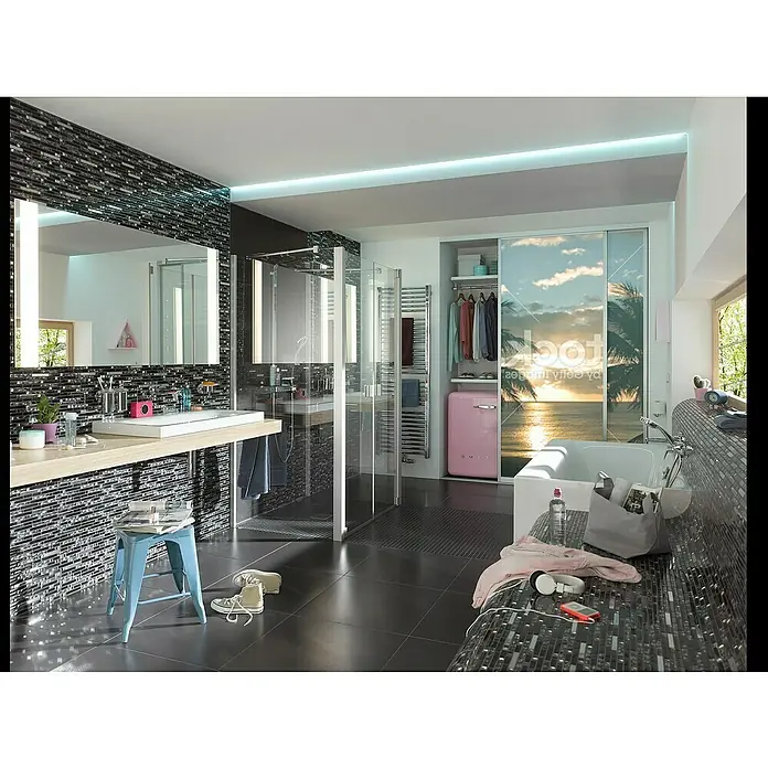 Mosaikfliese Crystal Mix - 29,8 x 33,8 cm, Schwarz, Glänzend - Elegantes Badezimmer mit glänzenden Fliesen, Dusche und Badewanne. Ein rosa Kühlschrank sorgt für einen verspielten Farbtupfer im Raum.