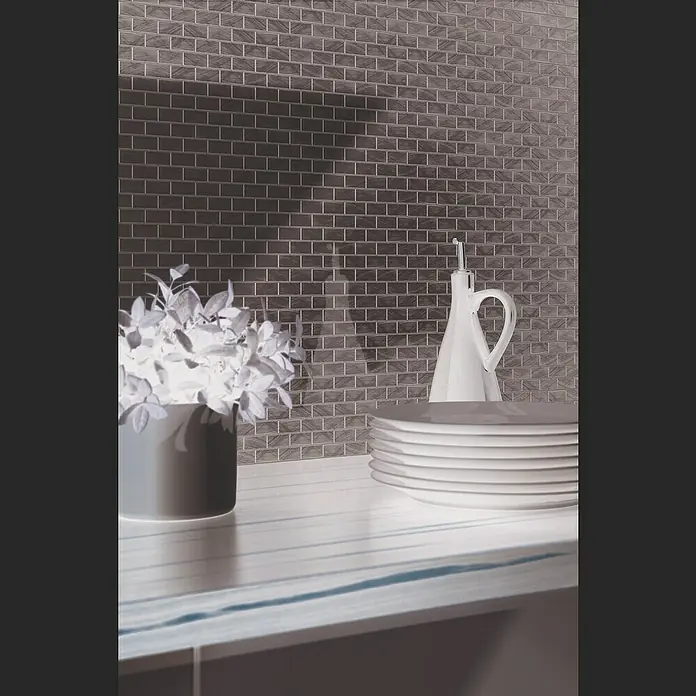 Mosaikfliese Brick XAM A411 - 30,6 x 32,4 cm, Silber, Matt - Nahaufnahme eines modernen Küchendekors mit Tellerstapel und Blumen vor einer stilvollen Ziegelwand, die eine warme Atmosphäre schafft.