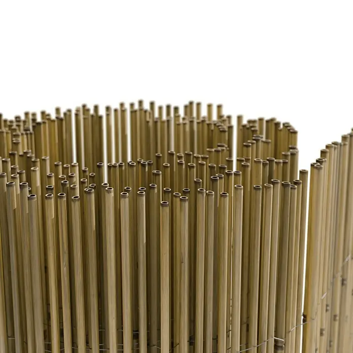 T & J Schilfrohrmatte Sylt - 600 x 200 cm, Geeignet für: Sichtschutz - Nahaufnahme eines Bambusrollzauns, der eine natürliche und dekorative Gartenbegrenzung bietet.\n