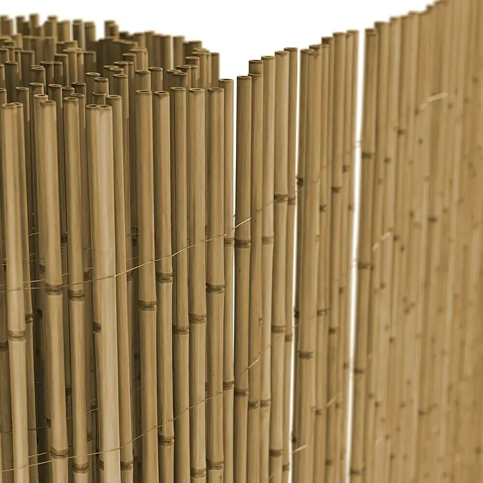 T & J Schilfrohrmatte Sylt - 600 x 100 cm, Geeignet für: Sichtschutz - Nahaufnahme eines Bambusrollzauns, der eine natürliche und dekorative Gartenbegrenzung bietet.\n
