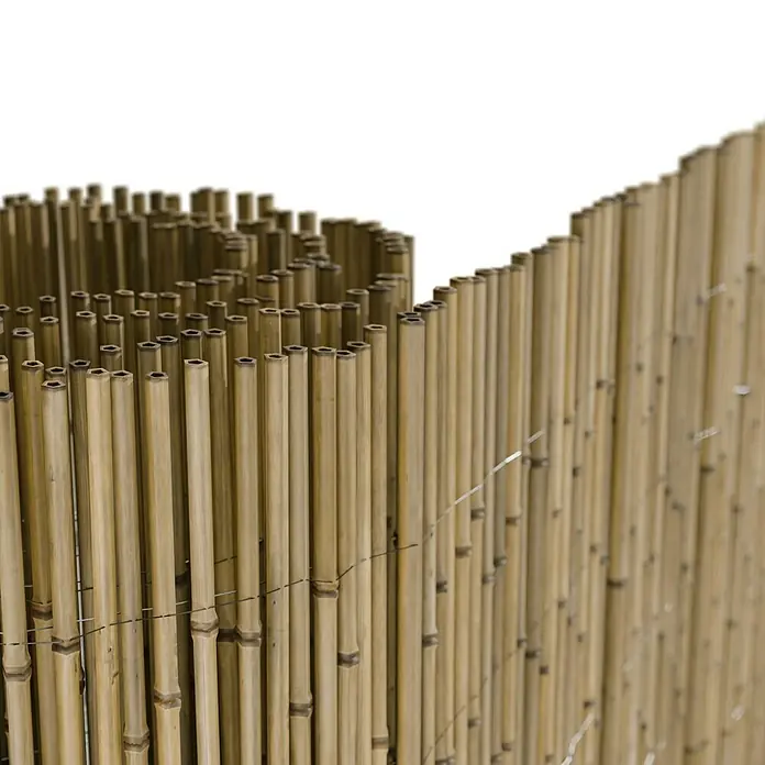 T & J Schilfrohrmatte Sylt - 600 x 120 cm, Geeignet für: Sichtschutz - Nahaufnahme eines dekorativen Bambuszauns, der für Privatsphäre und natürliche Ästhetik im Garten sorgt. Ideal für Außenbereiche.
