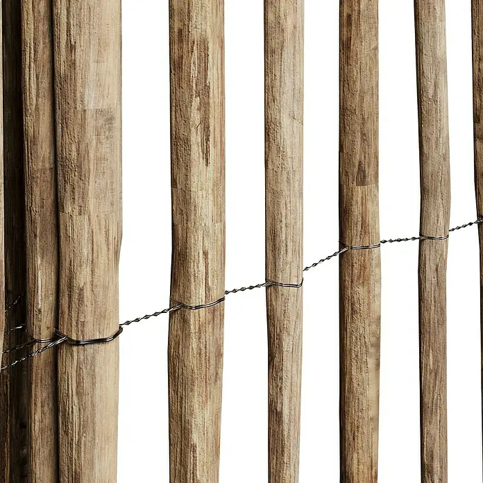 T & J Staketen Rollzaun Rollo 8-10 cm - B x H: 1.000 x 120 cm, Holz - Holzlattenwand mit dekorativer Lichterkette. Rustikaler Charme trifft auf gemütliche Beleuchtung, ideal für stimmungsvolle Akzente im Innenbereich.