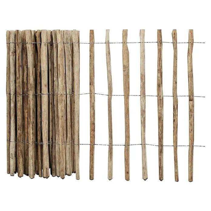 T & J Staketen Rollzaun Rollo 8-10 cm - B x H: 1.000 x 120 cm, Holz - Ein Holzzaun mit eng beieinander liegenden Stäben auf der linken Seite und breiteren Abständen auf der rechten Seite, zusammengehalten mit Draht.
