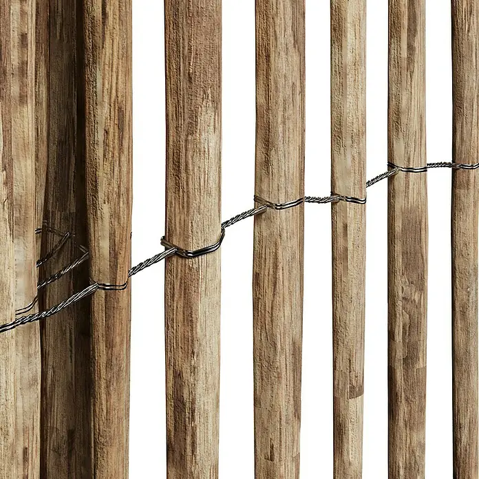 T & J Staketen Rollzaun Rollo 4-8 cm - B x H: 500 x 175 cm, Holz - Nahaufnahme einer dekorativen Holzwand mit einer zarten Lichterkette, die einen warmen und einladenden Glanz verleiht.