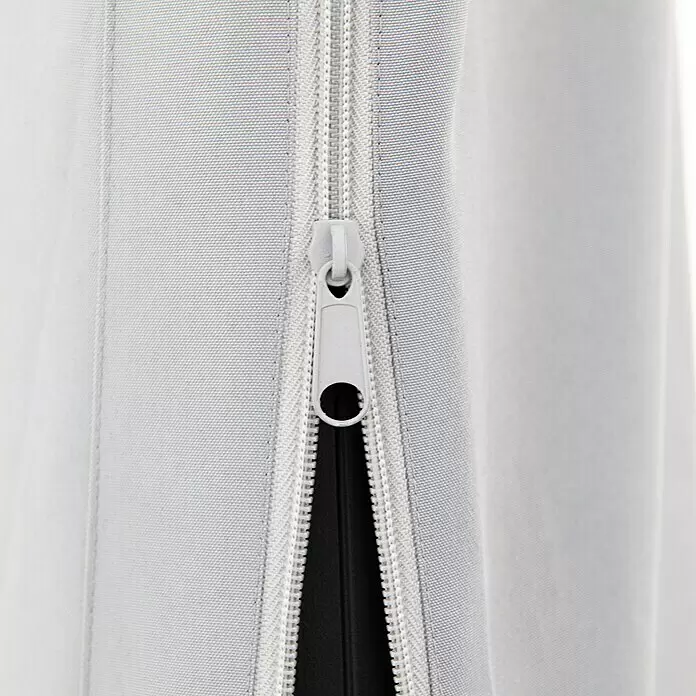 Doppler Expert Schirm-Schutzhülle - Passend für: Schirme bis Ø 350 cm - Hellgraues Gewebe mit teilweise geöffnetem weißen Reißverschluss und Zipper, der einen dunklen Innenraum zeigt.