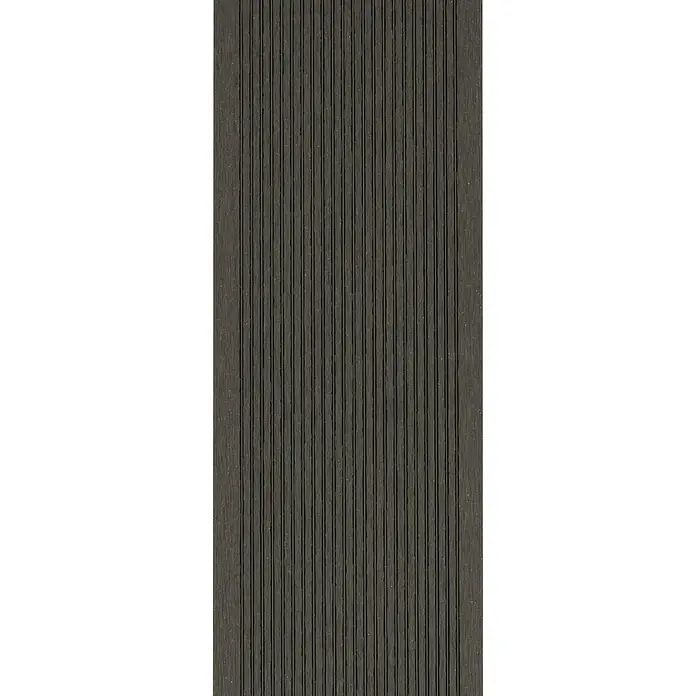 WPC-Terrassendiele Dark Brown - 200 x 13,5 x 2,1 cm, Dunkelbraun - Nahaufnahme einer grauen geriffelten Terrassendiele, ideal für den Außenbereich, mit feiner Holzstruktur. Langlebig und wetterfest.