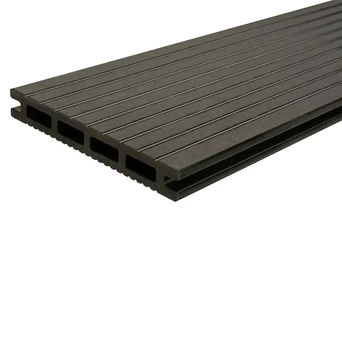 WPC-Terrassendiele Dark Brown - 300 x 13,5 x 2,1 cm, Dunkelbraun - Detailaufnahme einer braunen, geriffelten Terrassendiele aus Verbundmaterial mit Hohlkammern.