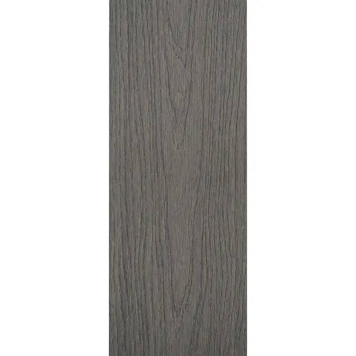 b!design WPC-Terrassendiele Silver Grey - 300 x 21 x 2,25 cm, Silbergrau - Nahaufnahme einer grauen Terrassendiele mit Holzmaserung, ideal für stilvolle Außenbereiche und langlebige Konstruktionen.