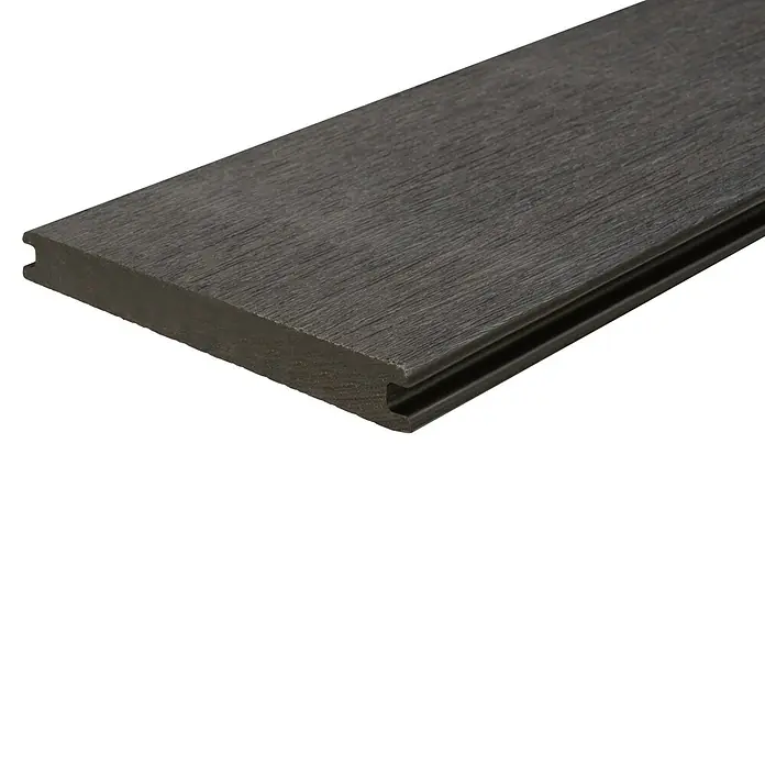 b!design WPC-Terrassendiele Silver Grey - 300 x 21 x 2,25 cm, Silbergrau - Nahaufnahme eines grauen Terrassendielenprofils mit Holzmaserung. Ideal für stilvolle und langlebige Außenbereiche.