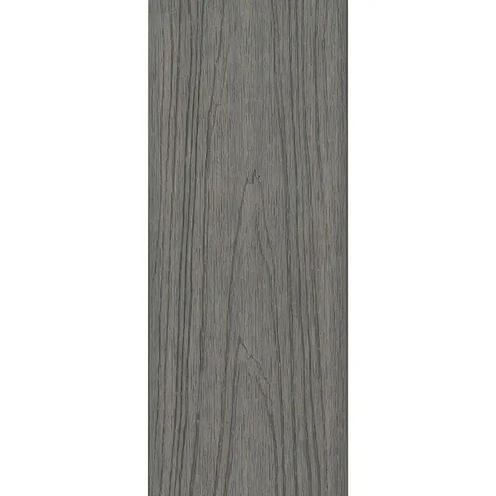 b!design WPC-Terrassendiele Mirage Grey - 300 x 13,8 x 2,25 cm, Grau - Detailaufnahme einer eleganten, grauen Holzstruktur, die sich ideal für moderne Innenräume eignet und eine natürliche Note verleiht.