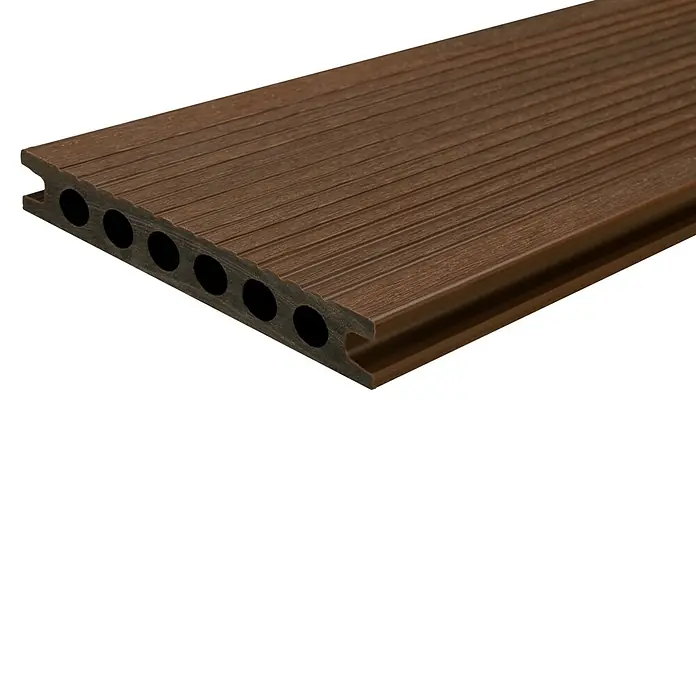 b!design Tablón para terraza WPC - 300 x 13,8 x 2,25 cm, Teca - Primer plano de una tabla de decking de WPC marrón con cámaras huecas y superficie acanalada.
