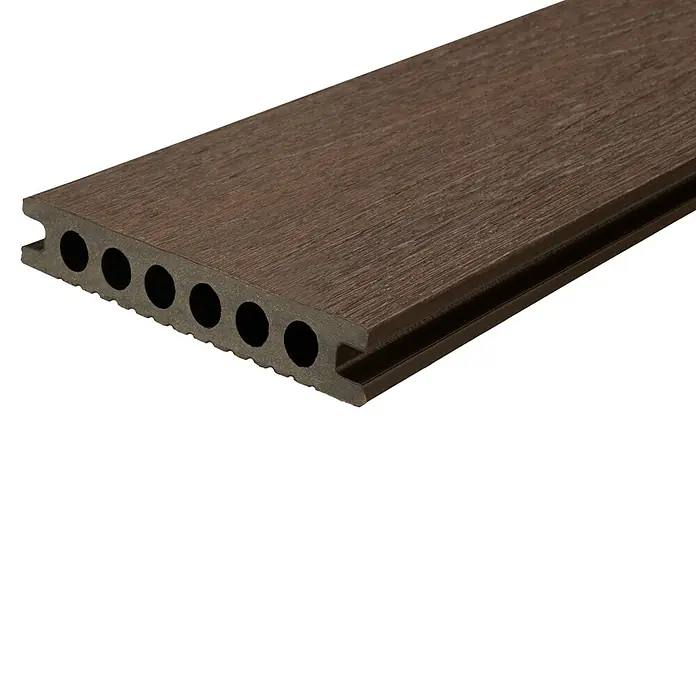 b!design WPC-Terrassendiele Ipe - 300 x 13,8 x 2,25 cm, Ipe - Nahaufnahme einer braunen WPC-Terrassendiele mit Hohlkammern für eine stabile und langlebige Konstruktion im Außenbereich.