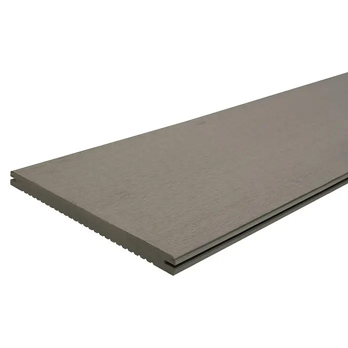 WPC-Terrassendiele - 300 x 19 x 1,6 cm, Grau - Nahaufnahme einer einzelnen grauen Terrassendiele mit Nut-und-Feder-Verbindung auf schwarzem Hintergrund. Ideal für Außenbereiche.