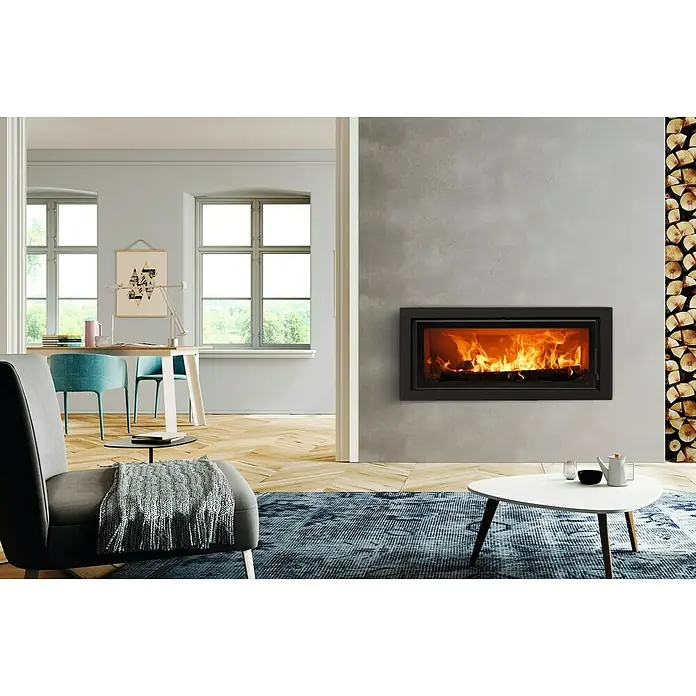 Panadero Hogar de leña 101-S - L x An x Al: 47 x 112 x 51 cm, 9 kW, 240 m³, Antracita - Chimenea empotrada con llamas ardientes como punto focal en una sala de estar moderna con detalles en madera.