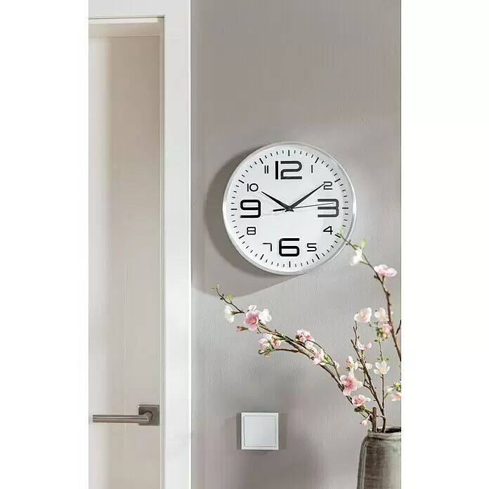 Wanduhr Baku - Durchmesser: 30 cm, Weiß/Silber - Weiße runde Wanduhr mit schwarzen Ziffern, Minutenstrichen und Zeigern.