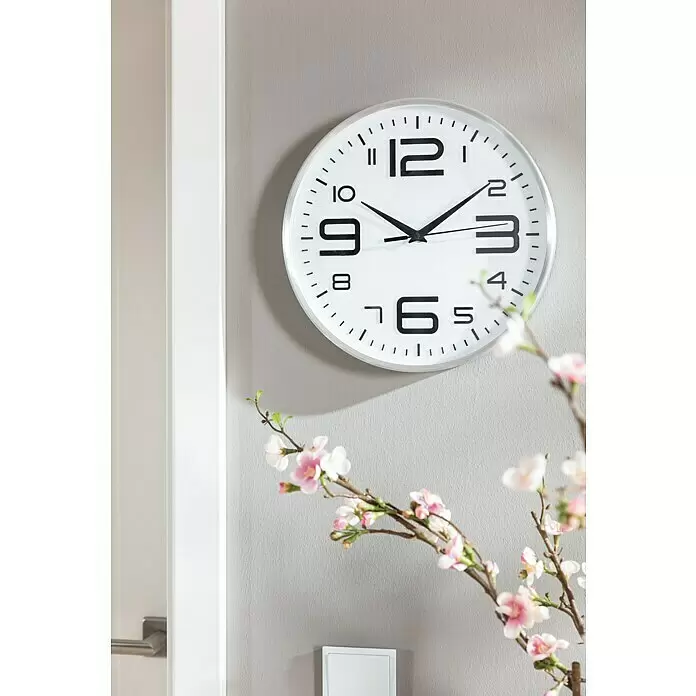 Wanduhr Baku - Durchmesser: 30 cm, Weiß/Silber - Weiße Wanduhr mit schwarzen Ziffern und Zeigern, silbernem Rahmen, mit künstlichen rosa Blüten.