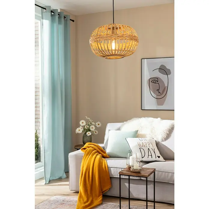 Kissen Finja - Jadeite, 45 x 45 cm, 100 % Polyester - Ein gemütliches Wohnzimmer mit einer dekorativen Rattan-Hängelampe, die warmes Licht spendet und eine entspannte Atmosphäre schafft.