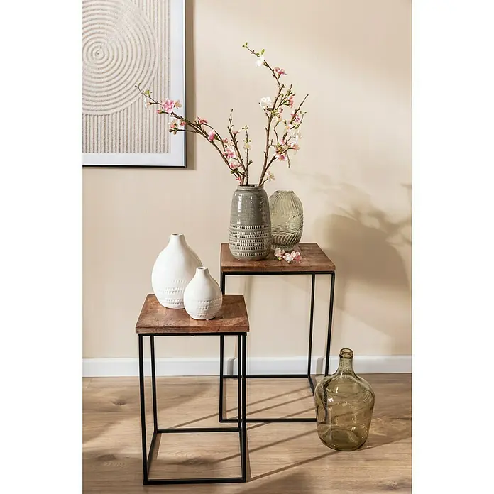 Holztisch Eckig - L x B x H: 33 x 33 x 50 cm, Material Tischplatte: Mangoholz - Dekorative Vasen und Blumenarrangements auf stilvollen Beistelltischen, ergänzt durch eine elegante Glasflasche.