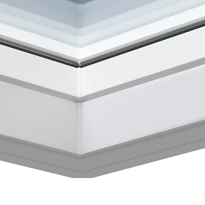 Solid Elements Flachdachfenster FRF - 60 x 60 cm - Detailaufnahme eines VELUX Dachfensters, das Licht und Luft in jeden Raum bringt. Modernes Design trifft auf Funktionalität für ein helles Zuhause.
