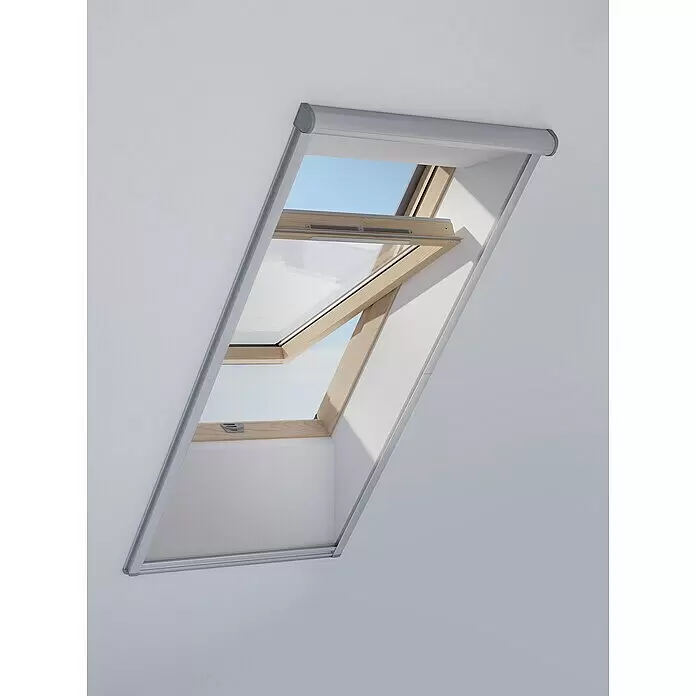 Solid Elements Insektenschutz-Dachfenster ZIA - B x H: 78 x 160 cm - Dachfenster aus Holz mit geöffnetem weißem Insektenschutznetz und grauen Führungsschienen, blauer Himmel sichtbar.